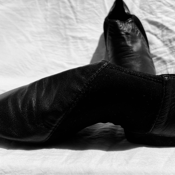 Girls dance shoes— leather with stretch in the middle - Picture 3 of 5